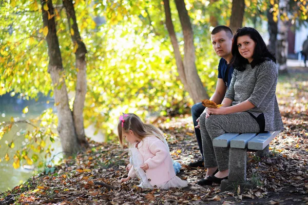 Familie Met Kinderen Voor Een Wandeling Het Herfstpark Familie Vallen — Stockfoto