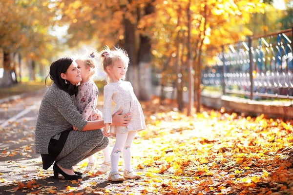 Madre Con Hijas Para Caminar Parque Otoño Familia Caída Felicidad —  Fotos de Stock