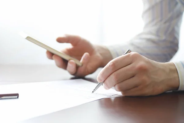 Reunión Negocios Hombre Firma Contrato Mano Masculina Con Pluma Hace — Foto de Stock