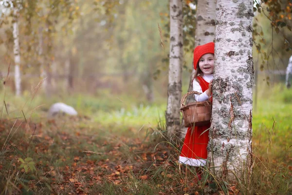 Una Niña Con Sombrero Rojo Vestidos Está Caminando Parque Cosplay —  Fotos de Stock