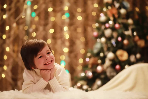 Família Véspera Natal Lareira Crianças Abrindo Presentes Natal Crianças Debaixo — Fotografia de Stock