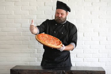 Sakallı Şef şef mutfakta masada yemek hazırlar 