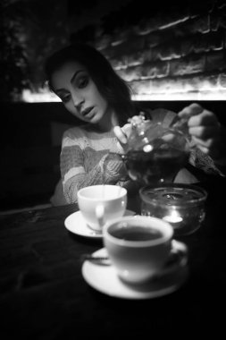 Kafede bir fincan kahve içen güzel bir kız.