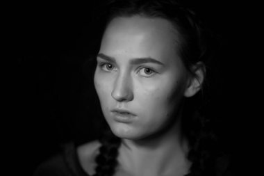 Yanmış duvarlı eski evde genç kız portresi