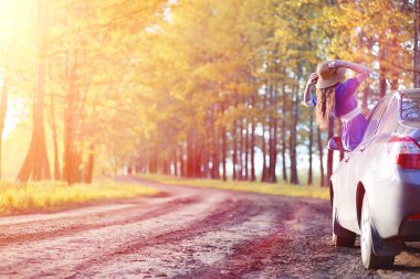 Doğa elbise genç güzel kız. Şapkalı bir kız parkta yürüyor. Şehir dışında bir sepet ile piknik üzerinde genç kadın