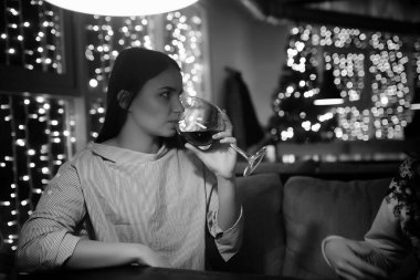 Bir kafede bir kokteyl için akşam geri kalan kız