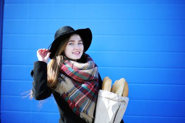 Bakkallarda bir yürüyüş için Fransız kadın outdoo