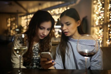 Bir kafede bir kokteyl için akşam geri kalan kız