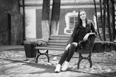 Güneşli bir bahar şehrin içinden bir yürüyüşte kız