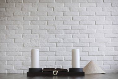 Beyaz tuğla duvar backgroun Asyalı genç acemi