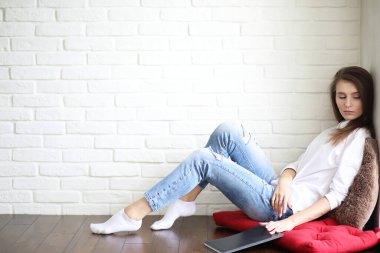 Yaratıcı beyaz bir stüdyoda çalışan güzel bir kız sanatçı.