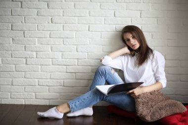 Yaratıcı beyaz bir stüdyoda çalışan güzel bir kız sanatçı.