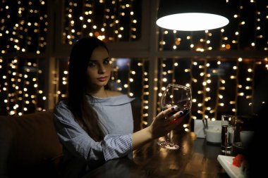 Bir kafede bir kokteyl için akşam geri kalan kız