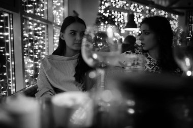 Bir kafede bir kokteyl için akşam geri kalan kız