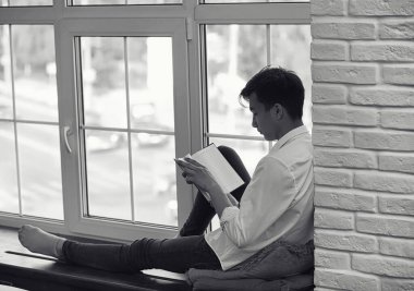 Elinde kitaplarla Asyalı genç bir öğrenci.