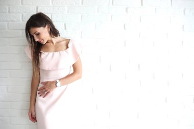 Beyaz bir stüdyoda fotoğraf çekiminde kızları olan genç ve güzel bir aile.