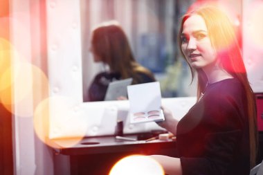 Genç bir kız güzellik salonunda makyaj yapıyor. Aynanın önünde duran kız barışıyor. Güzellik salonu.