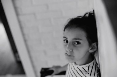 Beyaz bir stüdyoda fotoğraf çekiminde kızları olan genç ve güzel bir aile.