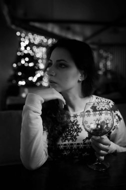 Bir kafede bir kokteyl için akşam geri kalan kız