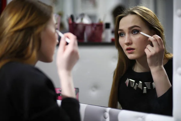 Genç Bir Kız Güzellik Salonunda Makyaj Yapıyor Aynanın Önünde Duran — Stok fotoğraf