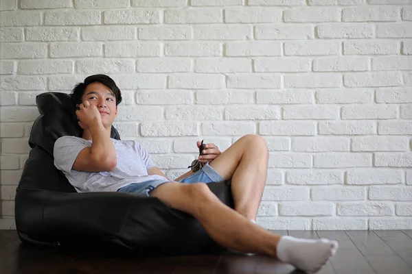 Jeune Étudiant Asiatique Assis Sur Oreiller Dans Chambre — Photo