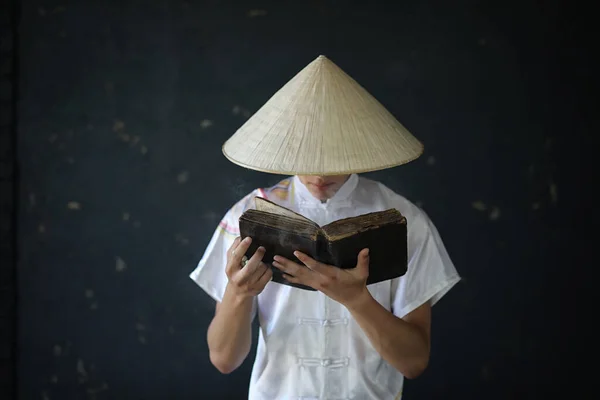 黒の壁背景を帽子でアジアの若い僧侶 — ストック写真