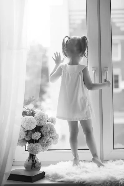 Little Girl Sitting Windowsill Bouquet Flowers Vase Window Girl Sniffing — Stock Photo, Image