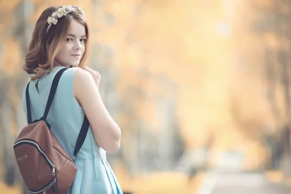 Jeune Fille Promenade Dans Parc Automne — Photo