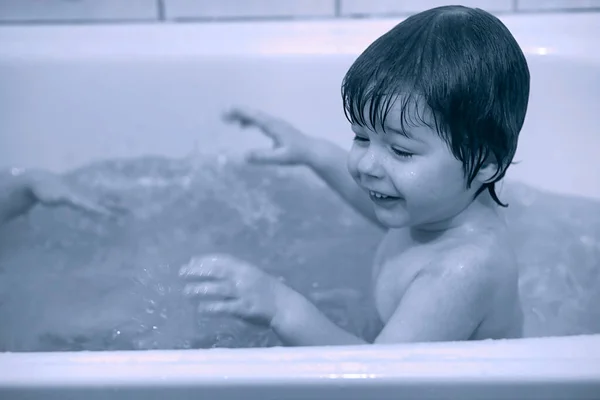 Les Jeunes Enfants Prennent Bain Les Enfants Lavent Dans Salle — Photo