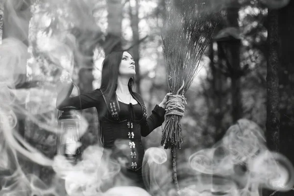 儀式の鬱蒼とした森の中で魔女スーツの女性 — ストック写真