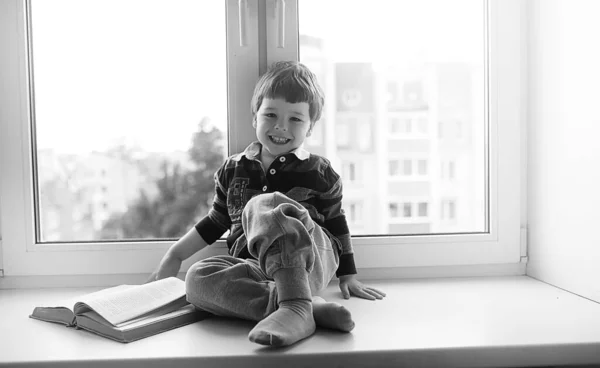 Petit Garçon Lit Livre Enfant Assoit Fenêtre Prépare Pour Les — Photo