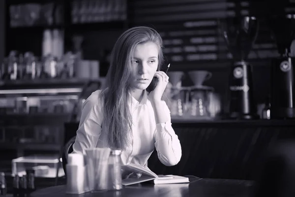 Una Ragazza Bar Sta Bevendo Caffe Una Donna Sta Facendo — Foto Stock