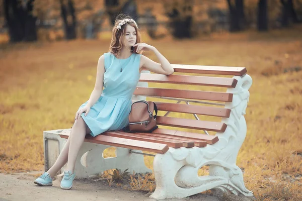 Jeune Fille Promenade Dans Parc Automne — Photo