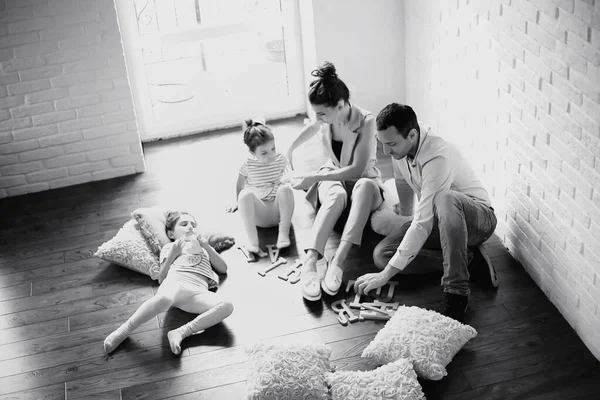 一个漂亮的年轻家庭 女儿在一个白色的工作室拍照 — 图库照片