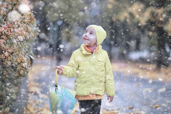 Çocuklar Parkta Ilk Karla Yürür — Stok fotoğraf