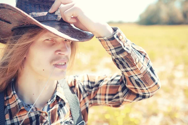Cowboy Med Hatt Ett Fält Hösten — Stockfoto