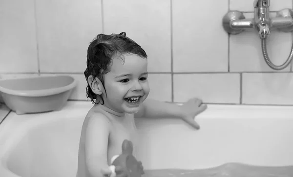 小孩子们在洗澡 孩子们在浴室里洗澡 哥哥和姐姐在洗澡时在浴室里玩耍 — 图库照片