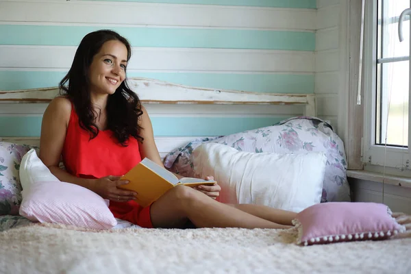 Ociosidade Matinal Jovem Mulher Descansando Quarto Fundo Listrado — Fotografia de Stock