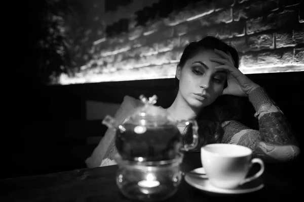 美しい女の子カフェでコーヒーを飲みながら食事 — ストック写真