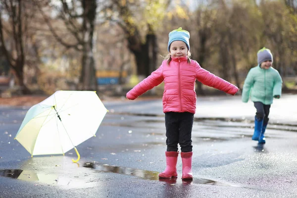 Les Enfants Marchent Dans Parc Automne Dans Fal — Photo