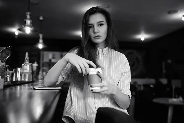 Menina Com Café Menina Bonita Jovem Está Sentado Café Beber — Fotografia de Stock