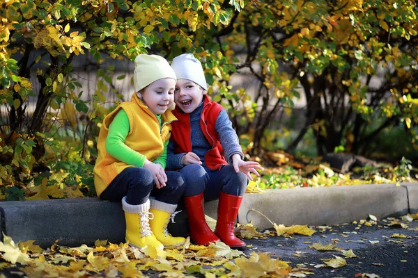 Barnen Går Höstparken Hösten — Stockfoto