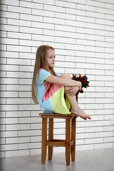 Meisje Zittend Een Stoel Poseren Voor Camera — Stockfoto