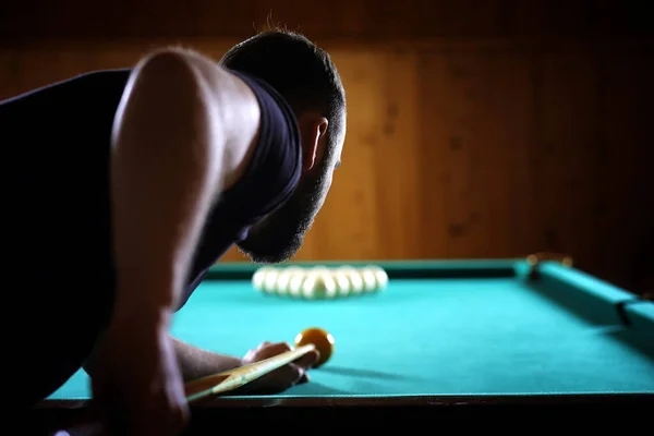 Homem Com Barba Joga Bilhar Festa Piscina Metros Bilhar Jogo — Fotografia de Stock