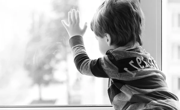 Den Lilla Pojken Läser Bok Barnet Sitter Vid Fönstret Och — Stockfoto