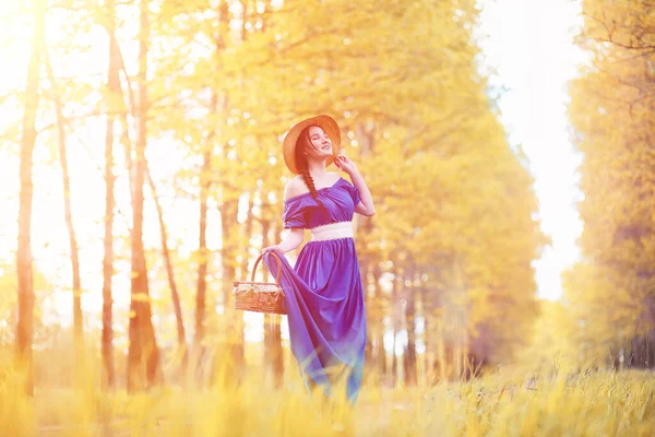 Joven Chica Hermosa Vestidos Naturaleza Una Chica Con Sombrero Camina — Foto de Stock