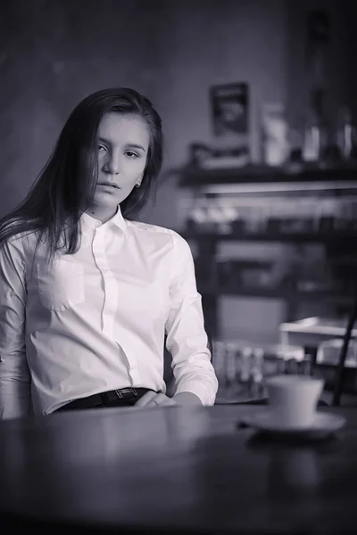 Ein Mädchen Café Trinkt Kaffee Eine Frau Frühstückt Einem Restaurant — Stockfoto