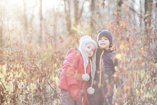 Kinder Spazieren Herbstpark Fal — Stockfoto