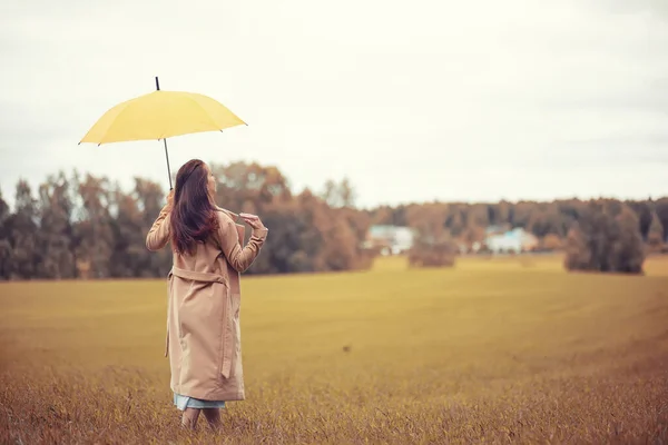 Молодая Девушка Осенью Дождливую Погоду — стоковое фото