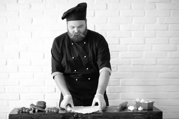 Bärtiger Chefkoch Bereitet Mahlzeiten Tisch Der Küche — Stockfoto